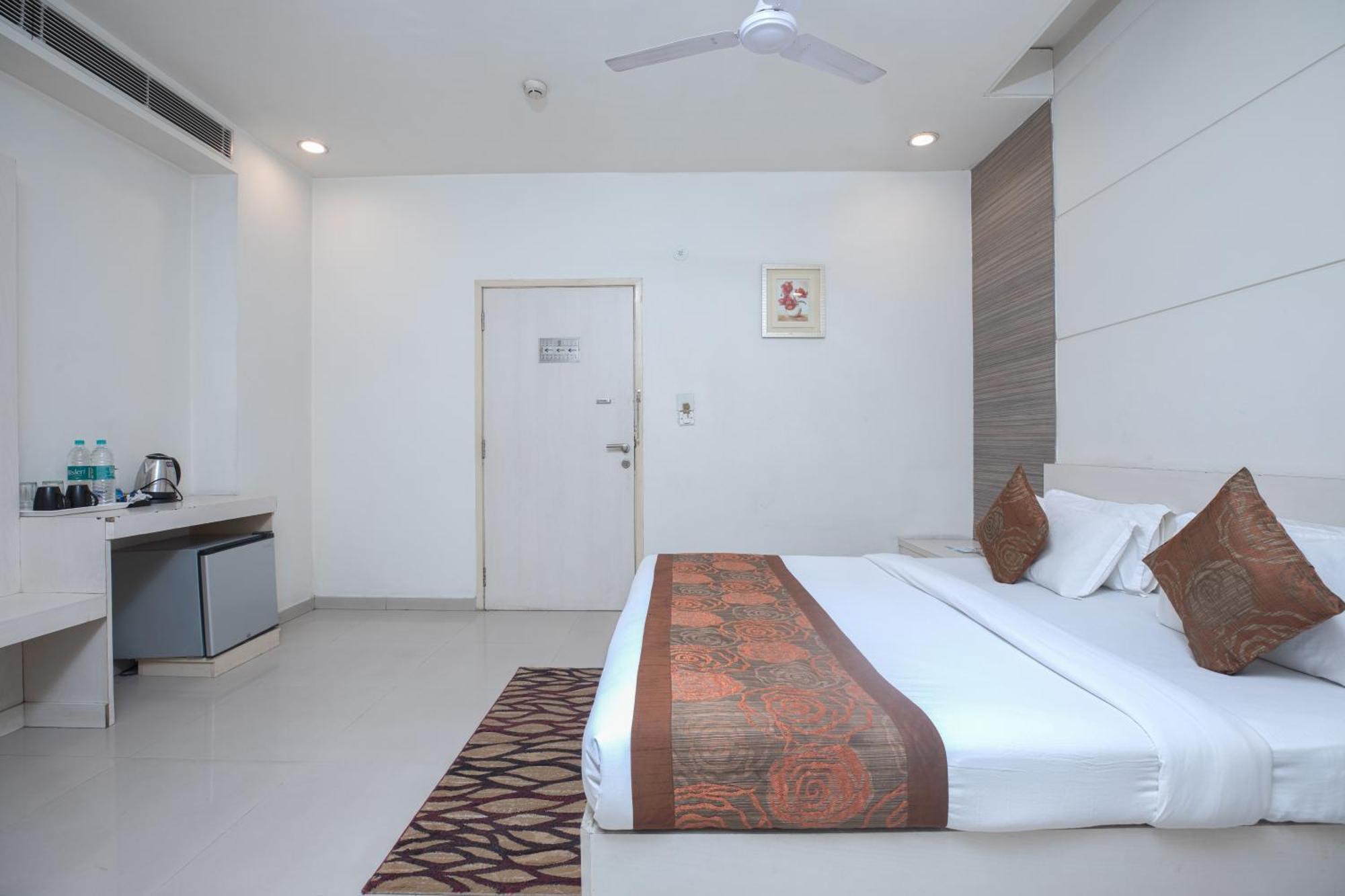 Hotel Le Castle Rudrapur Exterior photo