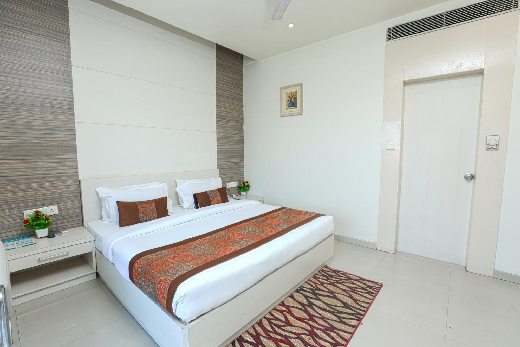 Hotel Le Castle Rudrapur Exterior photo